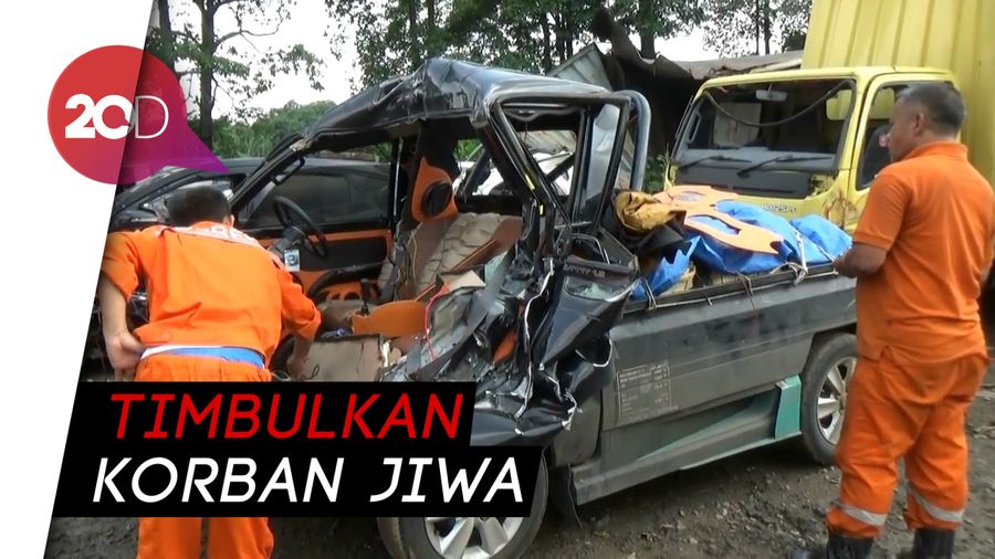 Mobil Pikap Bonyok Tabrak Truk di Tol Cipularang