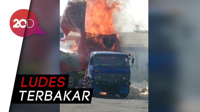 Api Lahap Kontainer Bermuatan Furniture di Depo Tanjung Perak
