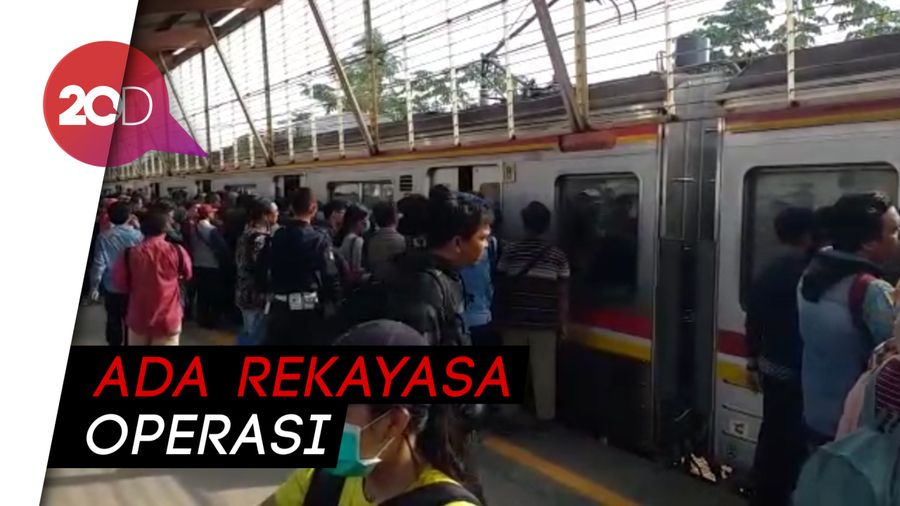 Penumpang Menumpuk Gegara KRL Cuma Sampai Manggarai