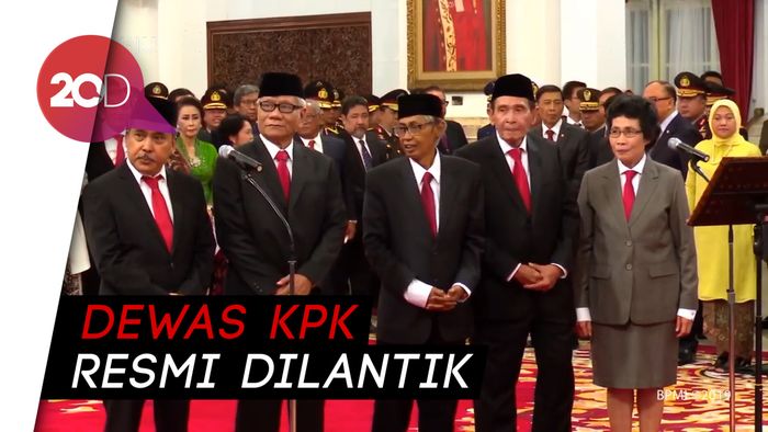 Sah! Dewas KPK Dilantik Jokowi, Tumpak Jadi Ketua