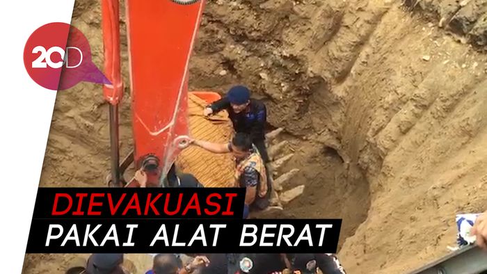 Tragis! Wanita Tewas setelah Terperosok ke Lubang Besar saat Banjir