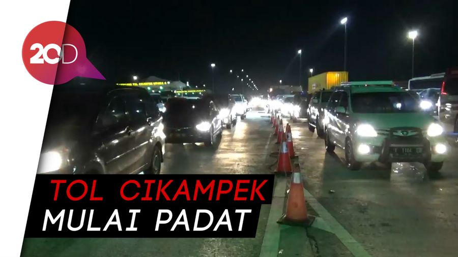 Jelang Libur Natal dan Tahun Baru Kendaraan Mengular di GT Cikampek Utama