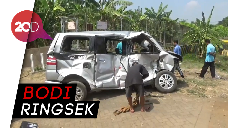 Brakk! Mobil Terlempar dan Hantam Jembatan karena Tertabrak KA