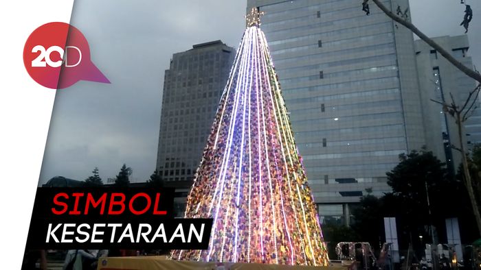 Cantiknya Pohon Natal dari 8.000 Botol Bekas di Thamrin 10