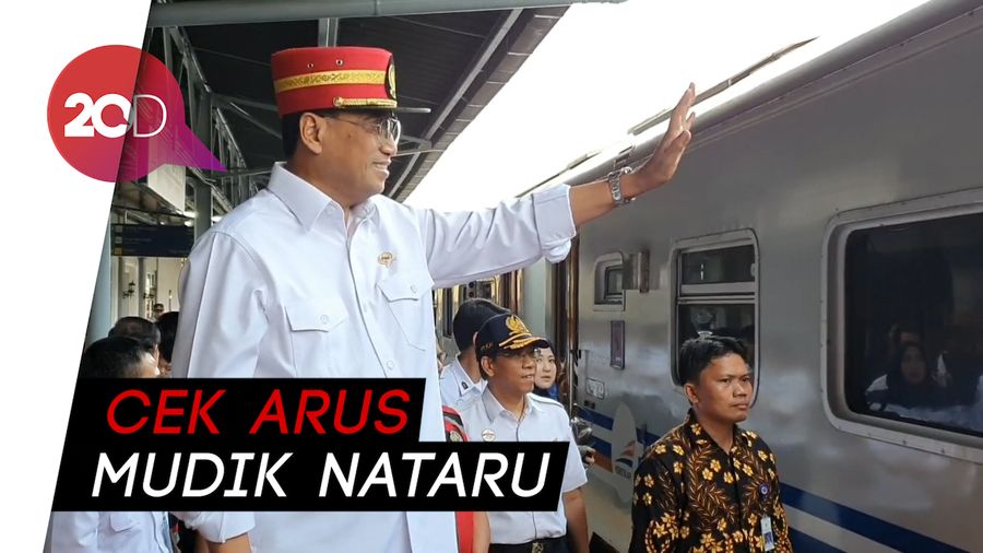 Gaya Menhub Melakukan Semboyan 40 di Stasiun Senen