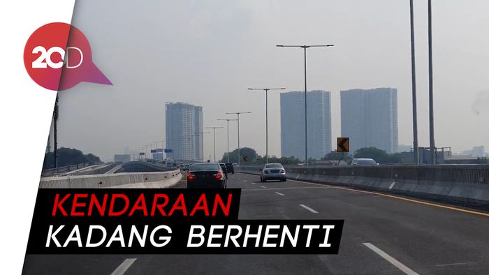 Libur Natal Tiba, Tol Layang Japek Padat Banget