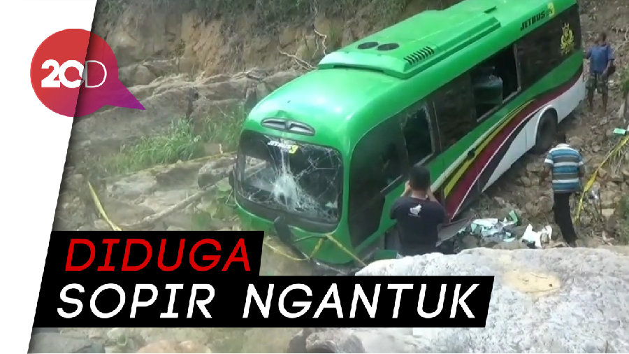 Minibus Sarat Penumpang Masuk Jurang di Pacitan