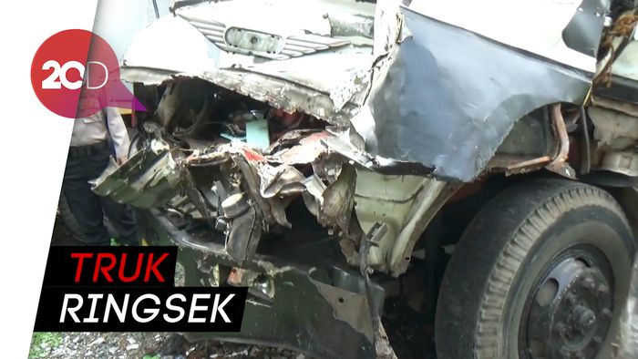 Truk Hantam Truk di Tol Purbaleunyi, Satu Orang Tewas