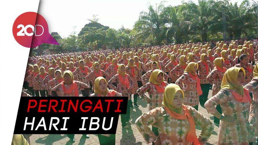 7.574 Ibu Guru Pecahkan Rekor MURI Menari Dengan Kain Shibori
