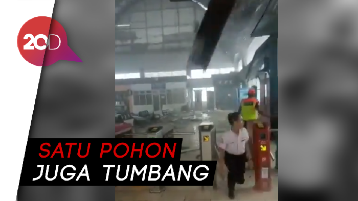 Atap Stasiun Serpong Rusak Diterjang Angin dan Hujan Deras