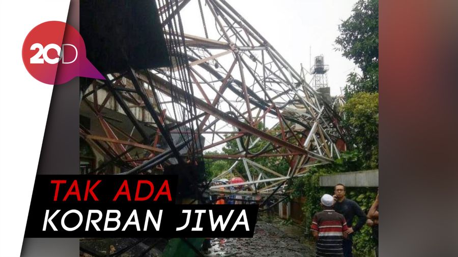 Menara Pemancar di Jaksel Roboh Timpa Rumah Warga