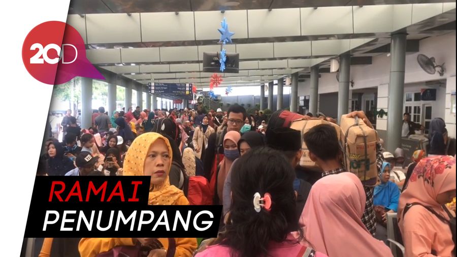 Pemudik Padati Stasiun Pasar Senen Jelang Nataru