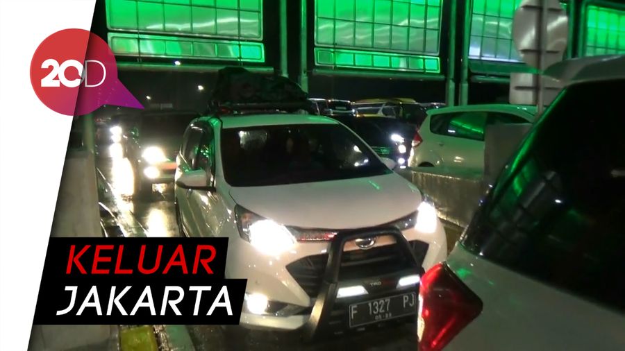 Suasana Gerbang Tol Cikampek Utama Malam ini: Padat Merayap!