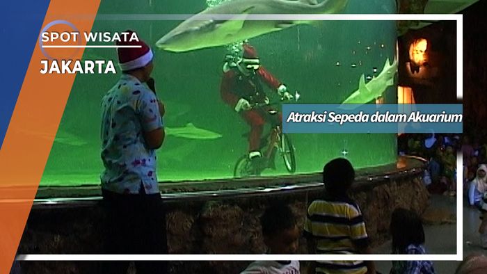 Atraksi Sepeda dalam Akuarium, Jakarta