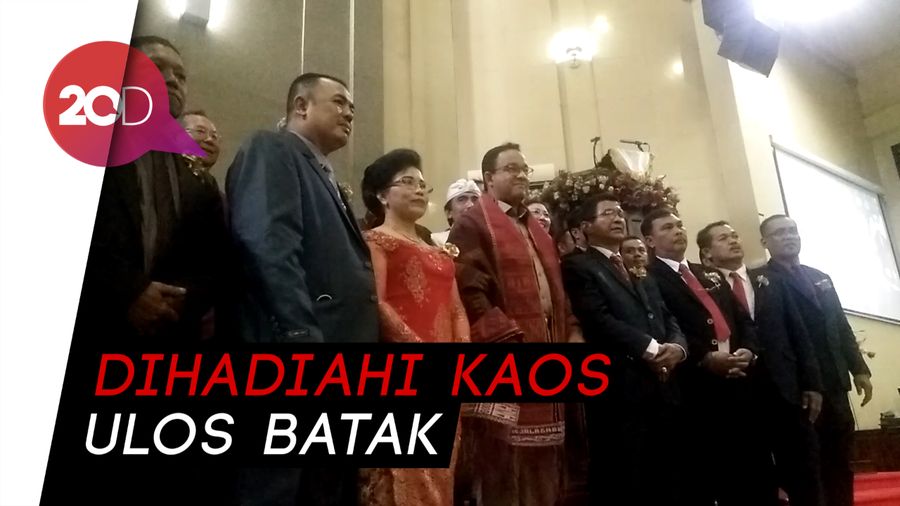 Anies Dicurhati Banjir hingga Dihadiahi Kain Ulos Batak saat Pantau Gereja