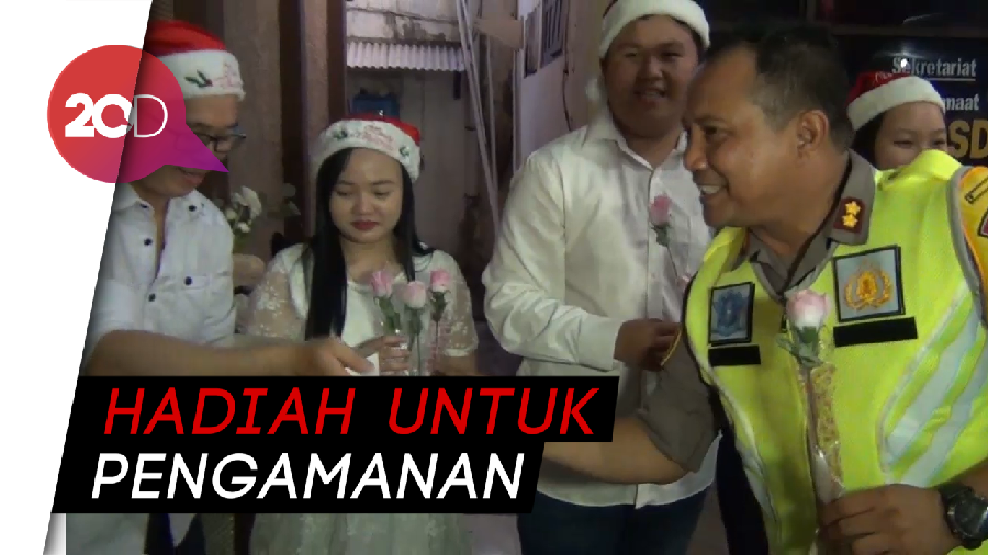 Pengamanan Gereja, Petugas Dihadiahi Kue dan Bunga
