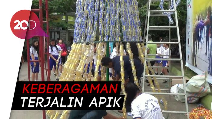 Lewat Pohon Natal Plastik, Murid SD di Jambi Tunjukkan Toleransi