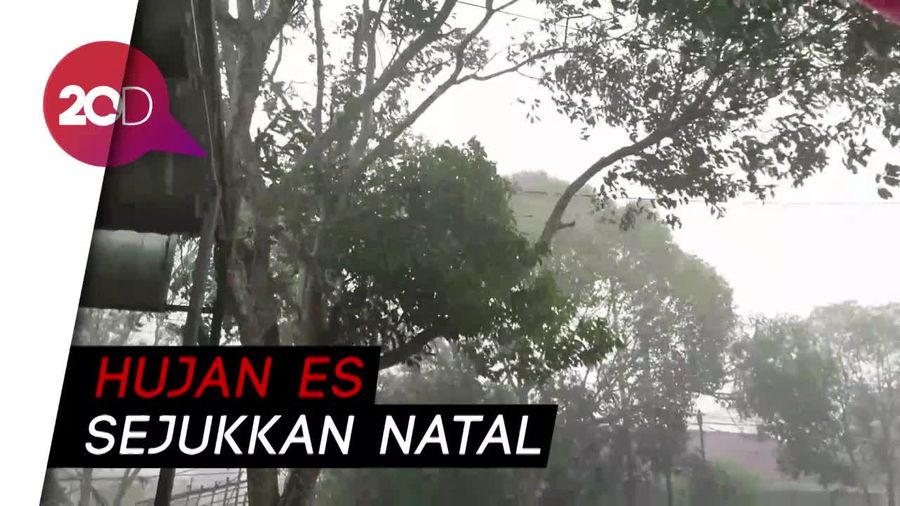 Fenomenal! Hujan Es Guyur Trenggalek di Hari Natal