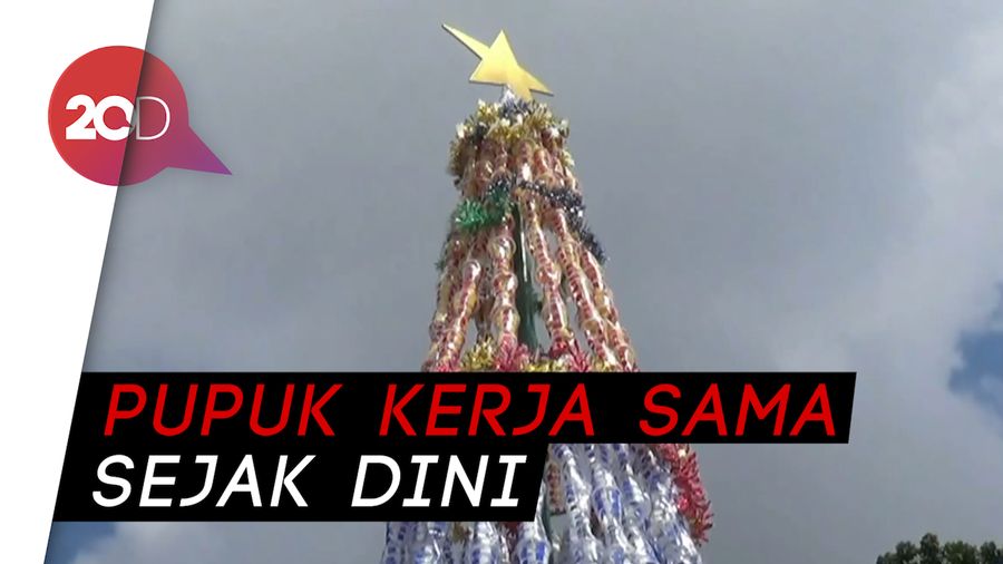 Murid SD di Jambi Sulap Limbah Plastik Jadi Pohon Natal