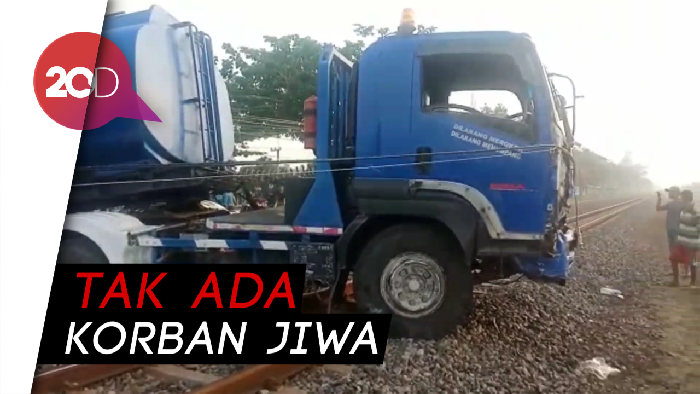 Sopir Ngantuk, Truk Nangkring di Atas Rel KAI