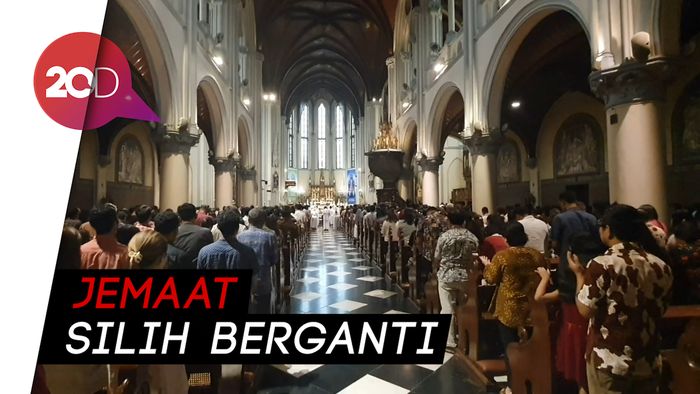 Suasana Khidmat Ibadah Natal di Gereja Katedral