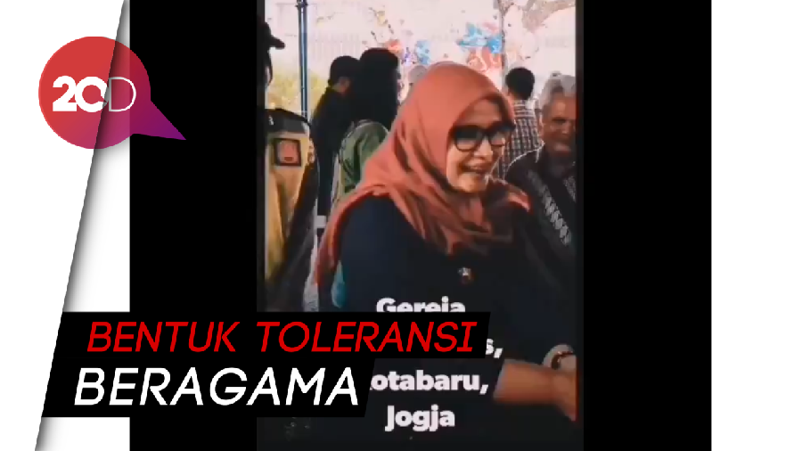 Viral Wanita Berjilbab Ucapkan Selamat Natal di Gereja