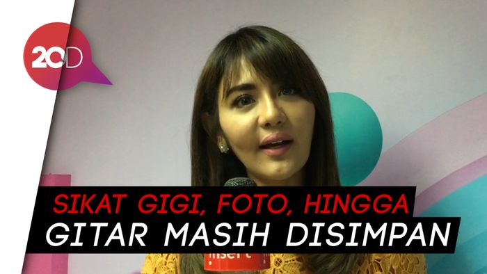 Juliana Moechtar Sering Peluk Baju Almarhum Herman Seventeen