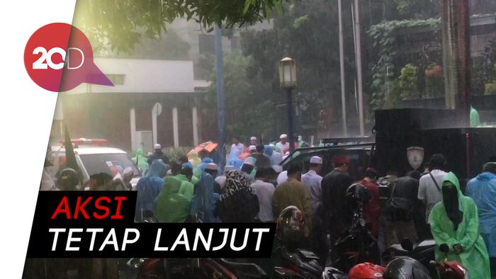 Massa Peduli Uighur Gelar Salat Asar di Tengah Hujan Deras