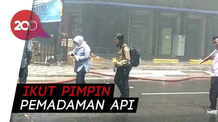 Aksi Risma Pimpin Pemadaman Kebakaran Toko Elektronik di Surabaya