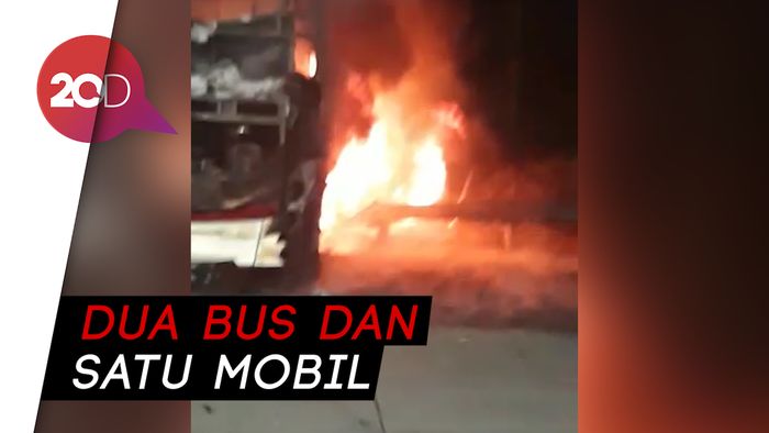 Bus Terbakar di Dekat Gerbang Tol Kalikangkung