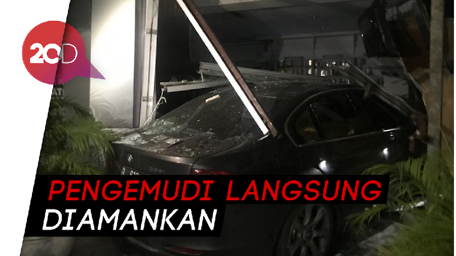 Mobil Sedan Seruduk Apotek Senopati