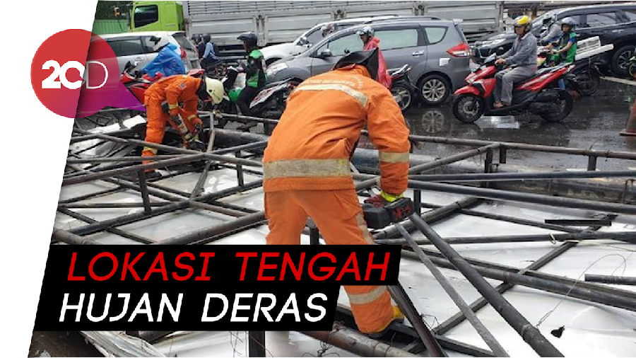 Papan Reklame Roboh di Cengkareng, 1 Orang Tewas