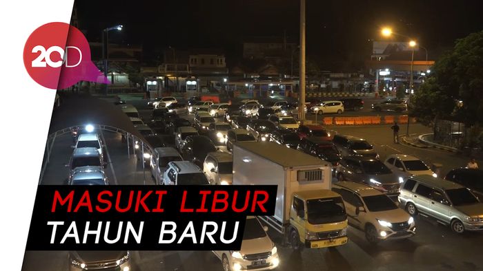 Pelabuhan ASDP Ketapang Disesaki Mobil Pribadi