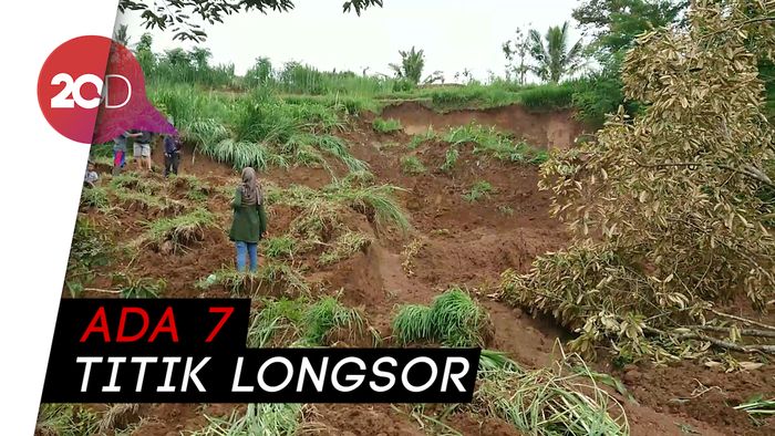 Tebing Setinggi 30 Meter Longsor Tutup Akses Jalan di Tulungagung