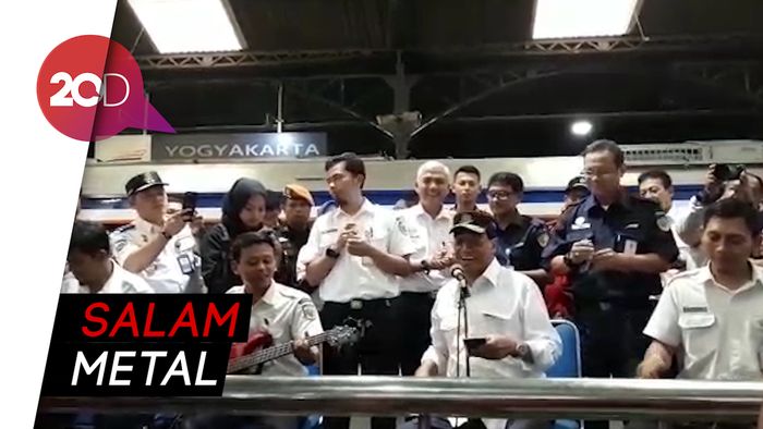 Tinjau Stasiun Yogyakarta, Menhub Nyanyi Hibur Penumpang