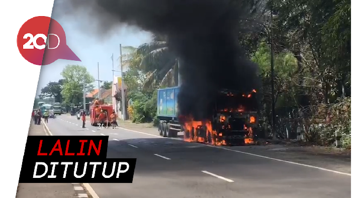 Truk Angkut Gas Terbakar di Bypass Mojokerto