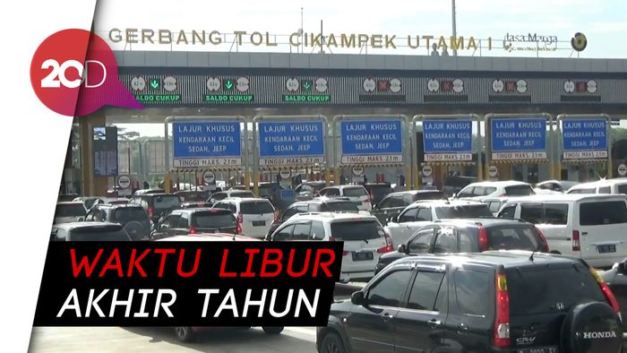 Antrean Mengular di Gerbang Tol Cikampek Utama