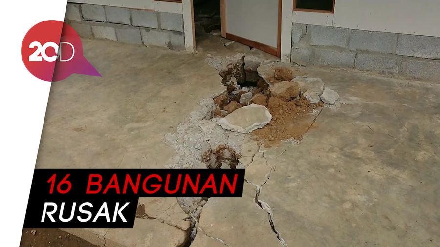 Fenomena Tanah Bergerak di Trenggalek Rusak Sekolah hingga Masjid