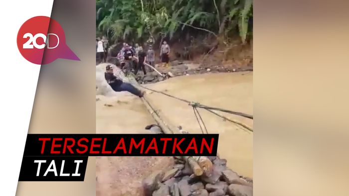 Detik-detik Bupati Labura Nyaris Hanyut saat Tinjau Daerah Banjir