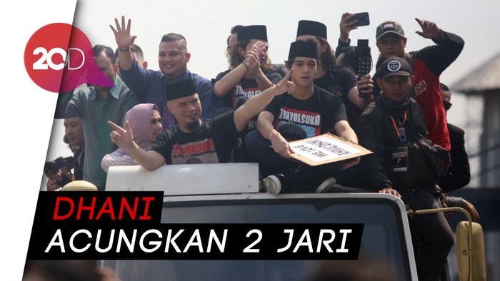 Gaya Salam 2 Jari Ahmad Dhani Usai Bebas dari Rutan Cipinang