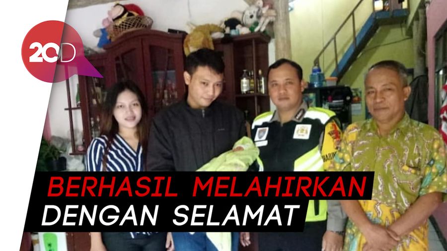 Ibu Hamil Dievakuasi Petugas dari Kemacetan di Lembang