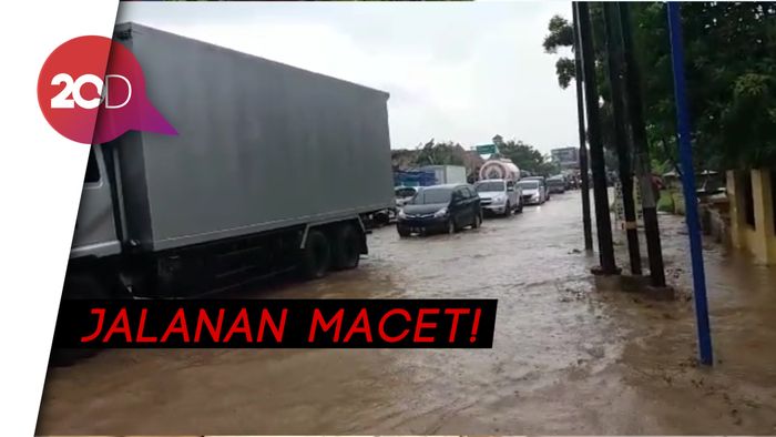 Jalan Pantura Kudus Berlumpur Usai Banjir, Pemotor Berjatuhan