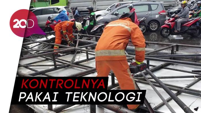Papan Reklame Roboh, Gerindra: Tak Berizin Harusnya Ditebang