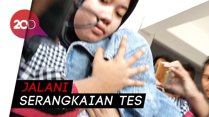 Tertutup Jaket, Medina Zein Digiring ke Puslabfor Kalimalang