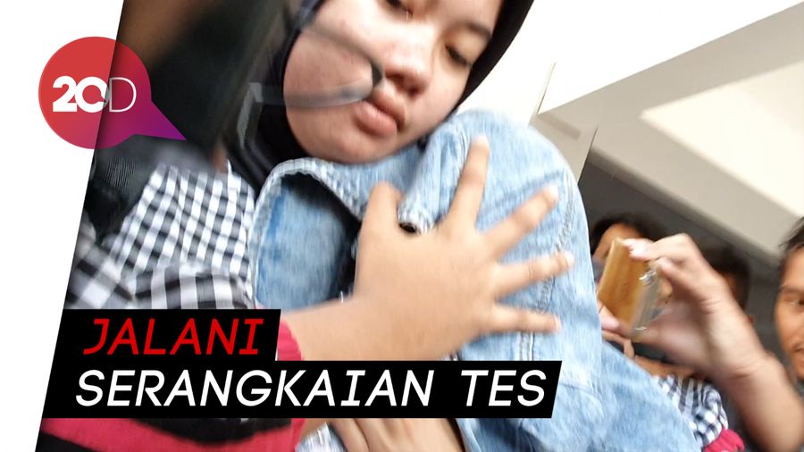 Tertutup Jaket, Medina Zein Digiring ke Puslabfor Kalimalang