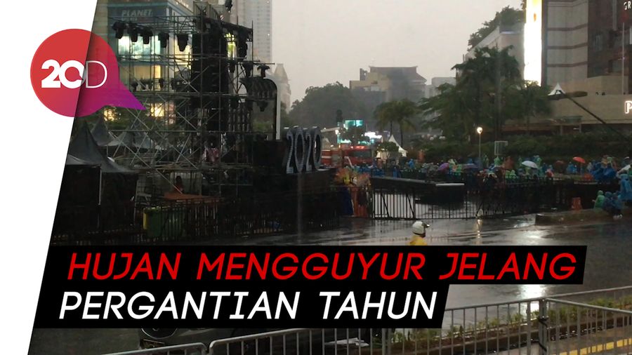 Bundaran HI Diguyur Hujan Deras, Warga Berhamburan Neduh di Tenda