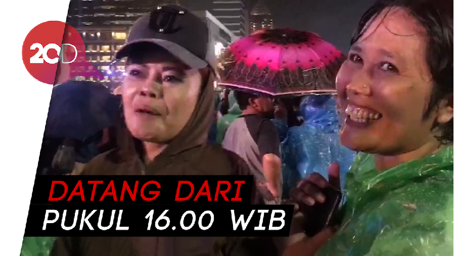 Fans Rela Basah Kuyup Demi Nonton Wali di Bundaran HI