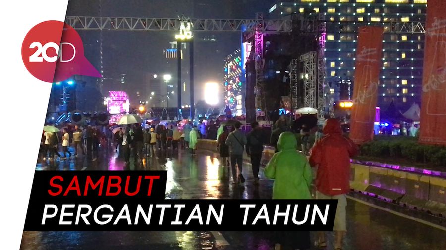 Walau Hujan, Masyarakat Tetap Setia Di Bundaran HI 