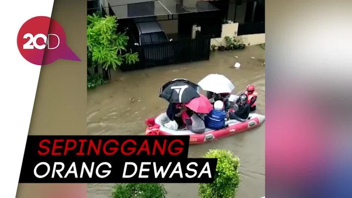 Banjir di Pondok Kelapa, Warga Dievakuasi Pakai Perahu Karet