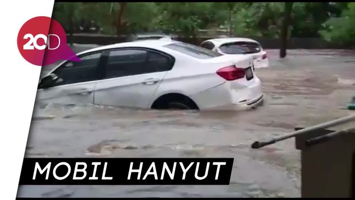 BMW Terseret Banjir di Puri Bintaro Residence Tangsel